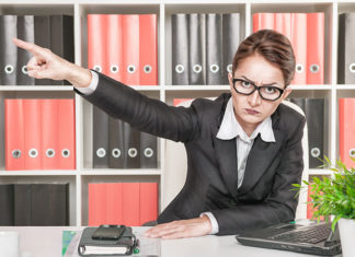 W jaki sposób zwolnić pracownika?