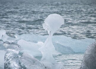 Jak mężczyzna patrzy na kobietę która mu się podoba? Jak mężczyzna patrzy na kobietę która mu się podoba?