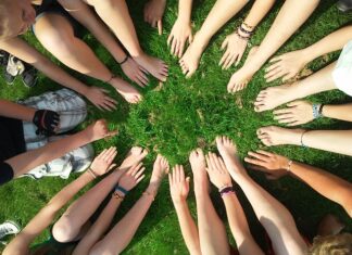 Czy warto współpracować z Influenc erami? Czy warto współpracować z Influenc erami?